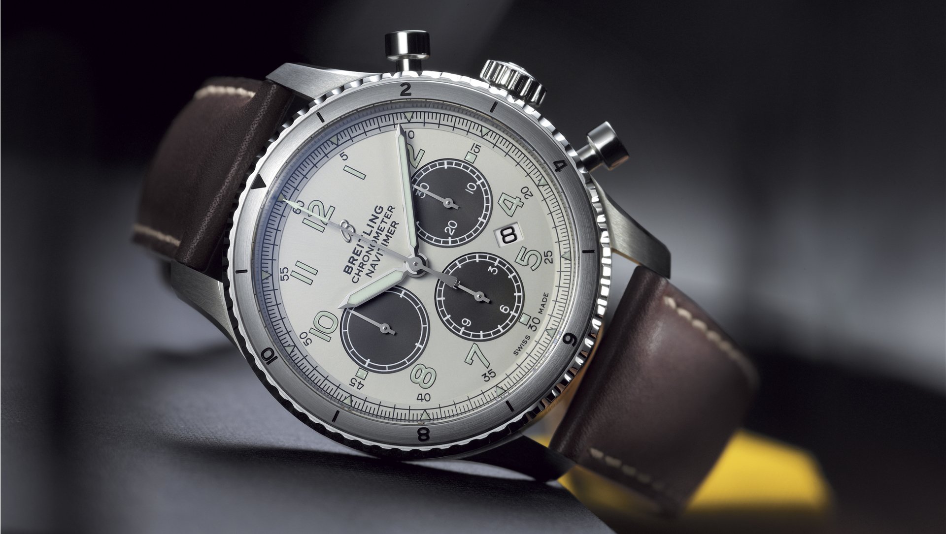 The anthracite chronograph sub-dials are contrasting to the silvery dial.