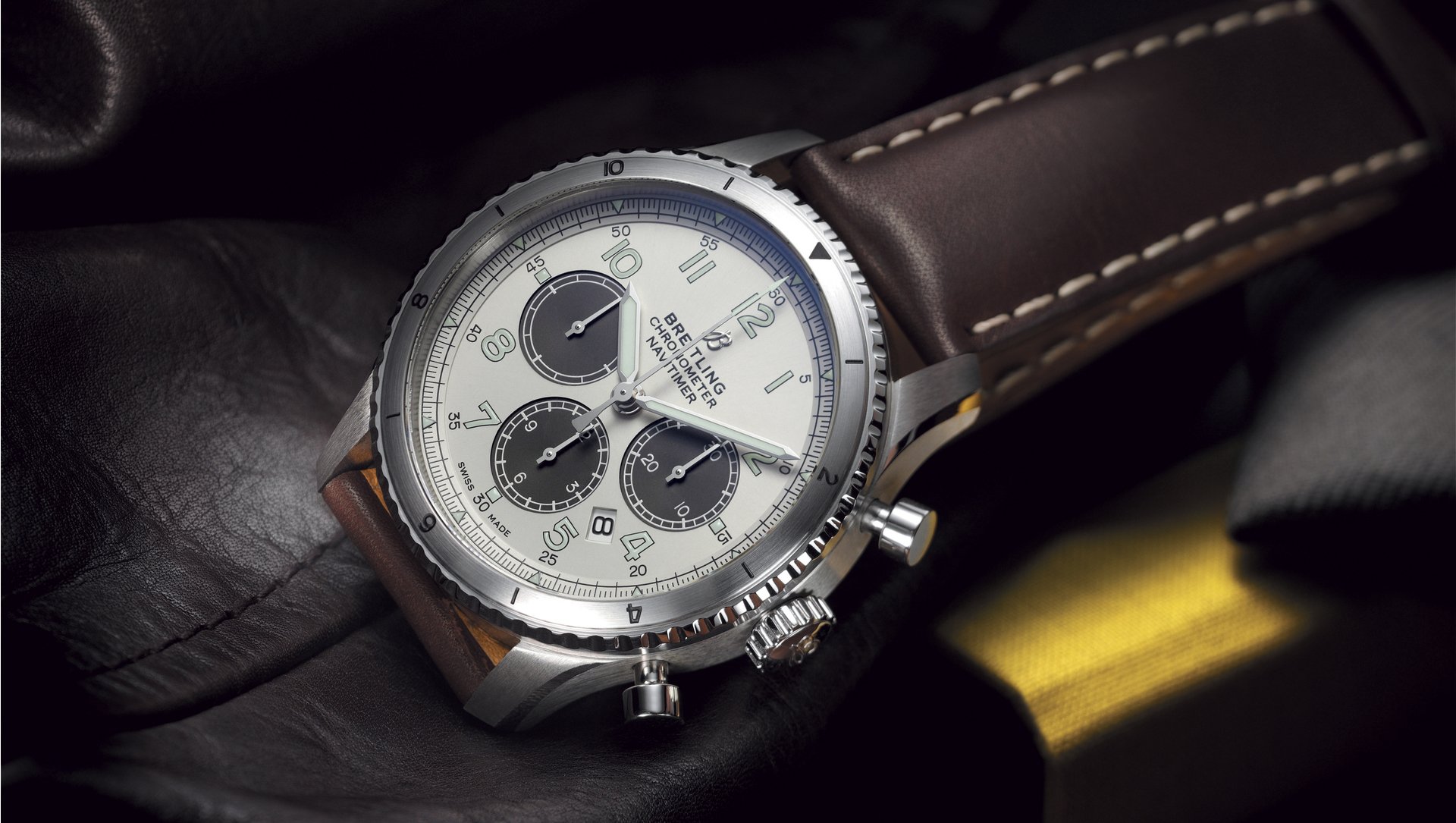 Fitted with the brown leather strap, the limited edition Breitling Navitimer looks gentle and reliable.