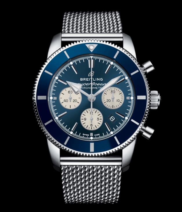 The silver whtie sub-dials, along with the silver hands are contrast to the blue dial.