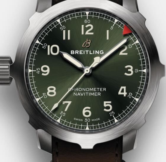 The white hands and hour markers set on the green dial ensure the ultra legibility of the watch.