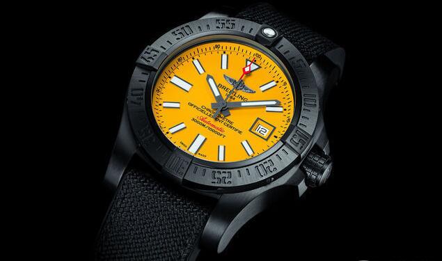The yellow dial are contrasting to the black case and bezel, looking more dynamic and unique.
