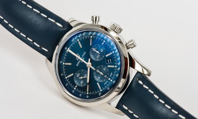 The blue leather strap matches the blue dial perfectly, making it gentle and elegant.