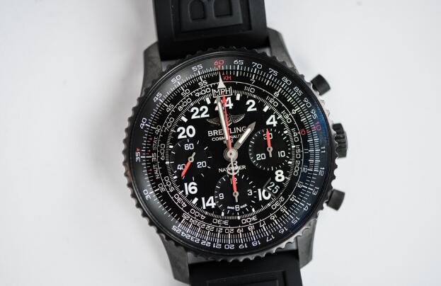 The integrated tone of this Breitling is black, exuding a strong masculinity.